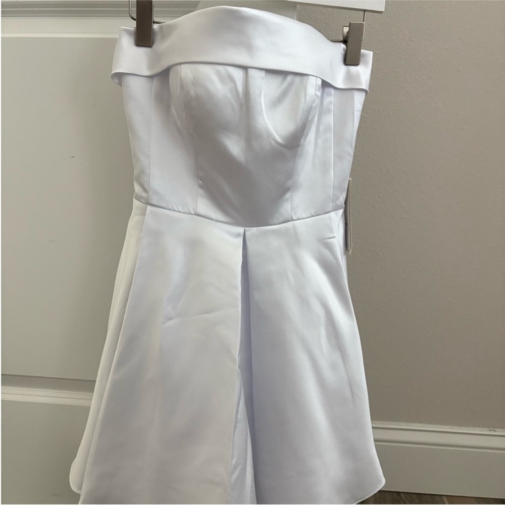 Elegant White Strapless Dress